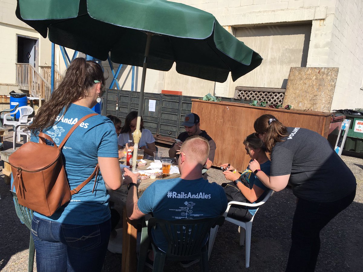 Beniqwa's tweet photo. Here at @BurnBrosBrew we hustle so you can win the @GetKnitEvents giveaways. #railsandales https://t.co/ryJDTlwFwm