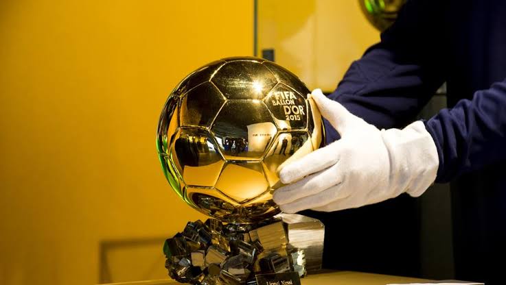 EL. GANADOR ES

<a href="/Lee_Unifut/">Lee</a> DEL FC BARCELONA

FELICIDADES, ERES EL. PRIMER FICTICIO AL QUE LE. DOY UN BALÓN DE ORO