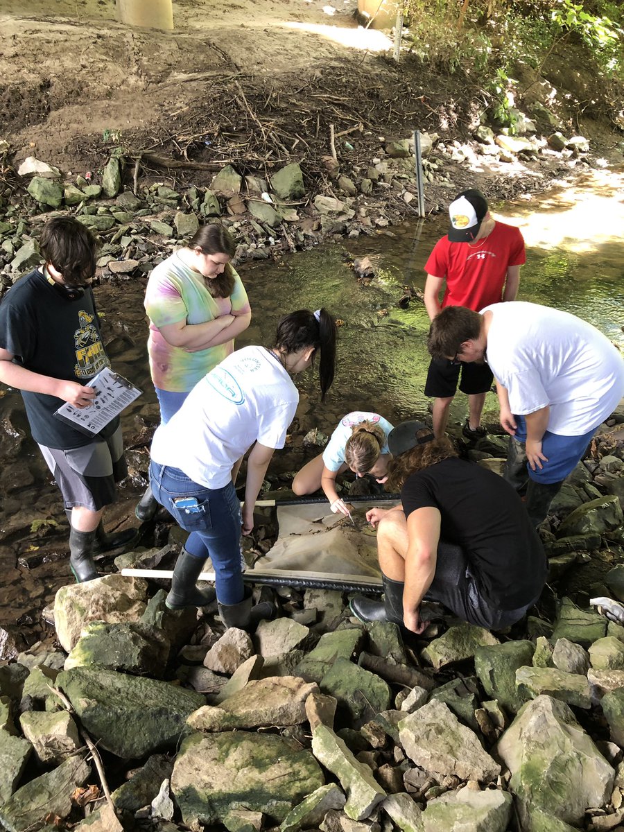 JoughBroxmith's tweet photo. Had a blast today with some of my Environmental Science students doing some biological monitoring of Spencer Creek #FHNcommunity #MOStreamTeam https://t.co/1oKluIlm1C