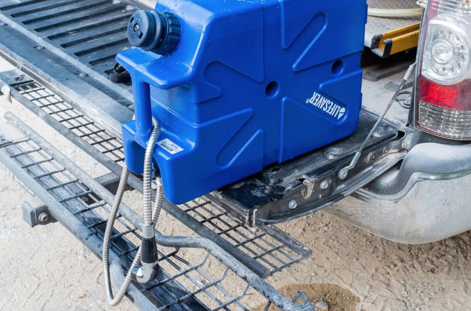 DarbyComm's tweet photo. "LifeSaver improves an age-old off-roading staple — the jerrycan — with modern filtration technology." @TheGearJunkie gives a comprehensive review of @whatalifesaver's Jerrycan. #essentialforsurvival https://t.co/EpIFsQs9vN https://t.co/9XI7c0ZsyD