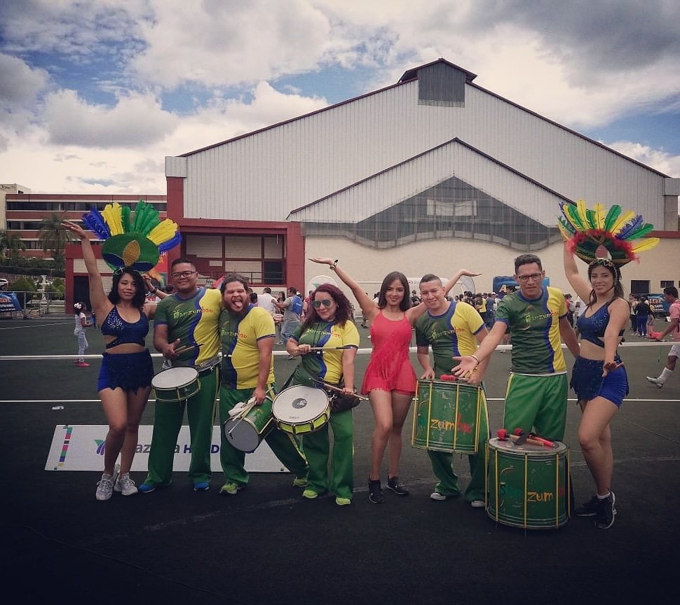 Samzumbao's tweet photo. Poniendo el #ritmo #futbol #baile #diversion #mellega #ritmo #sabor #tvaztecahonduras https://t.co/hvzdJUikEO