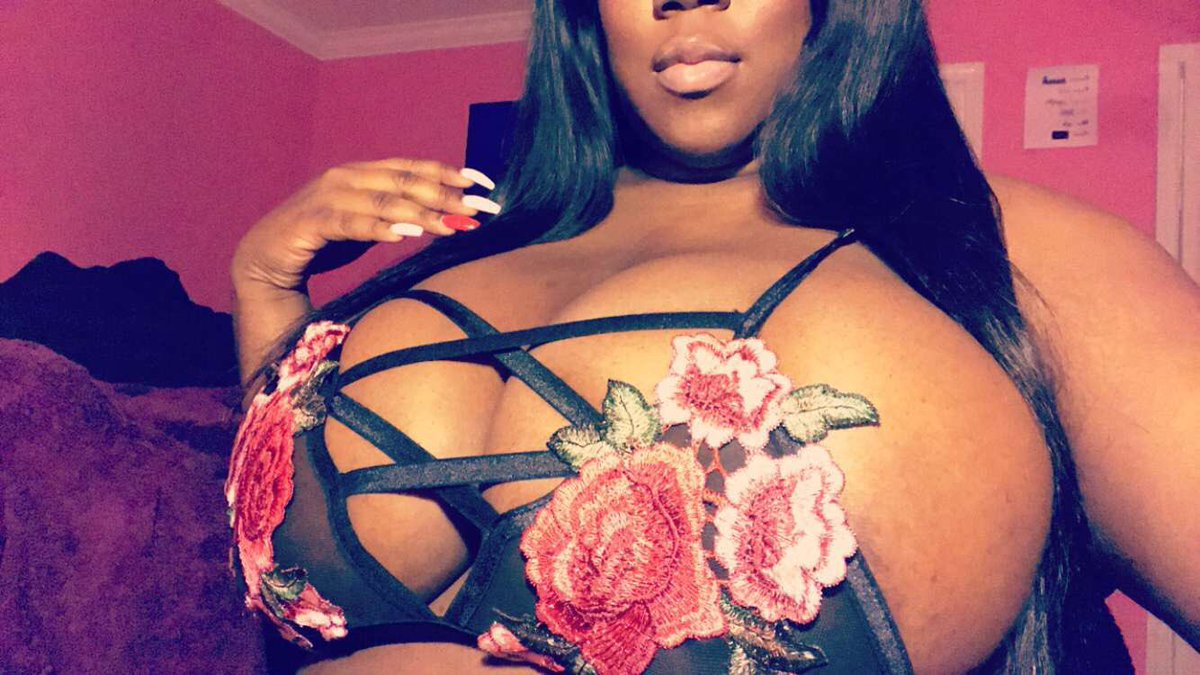 _cocoszn's tweet photo. You feeling this top? 💋 https://t.co/eh2ea8hrSS