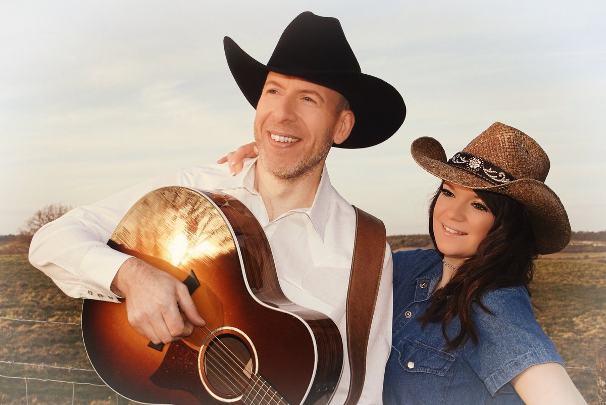 AdamKnightlive's tweet photo. Out with The @CountryRdShow tonight in #Essex #CountryRocks #CountryMusic #BackToMyRoutes https://t.co/LiPXtHGyv6