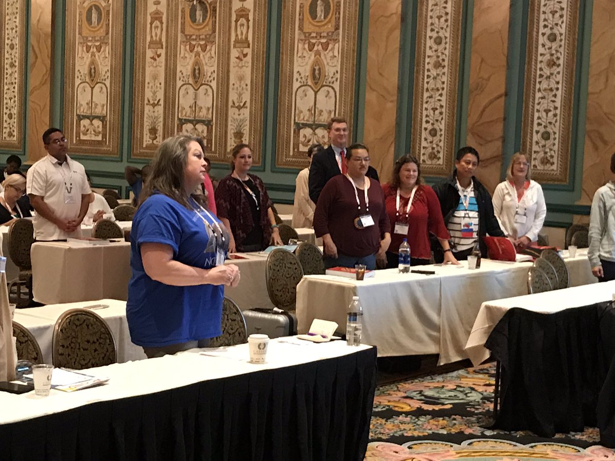 JWCeditor's tweet photo. Mitch Sanders demonstrating biofilm and quorum sensing with the audience. #wildonwounds #woundcare #tissueviabilty @Leannejane1975 @karenousey https://t.co/2NAKuJqM33