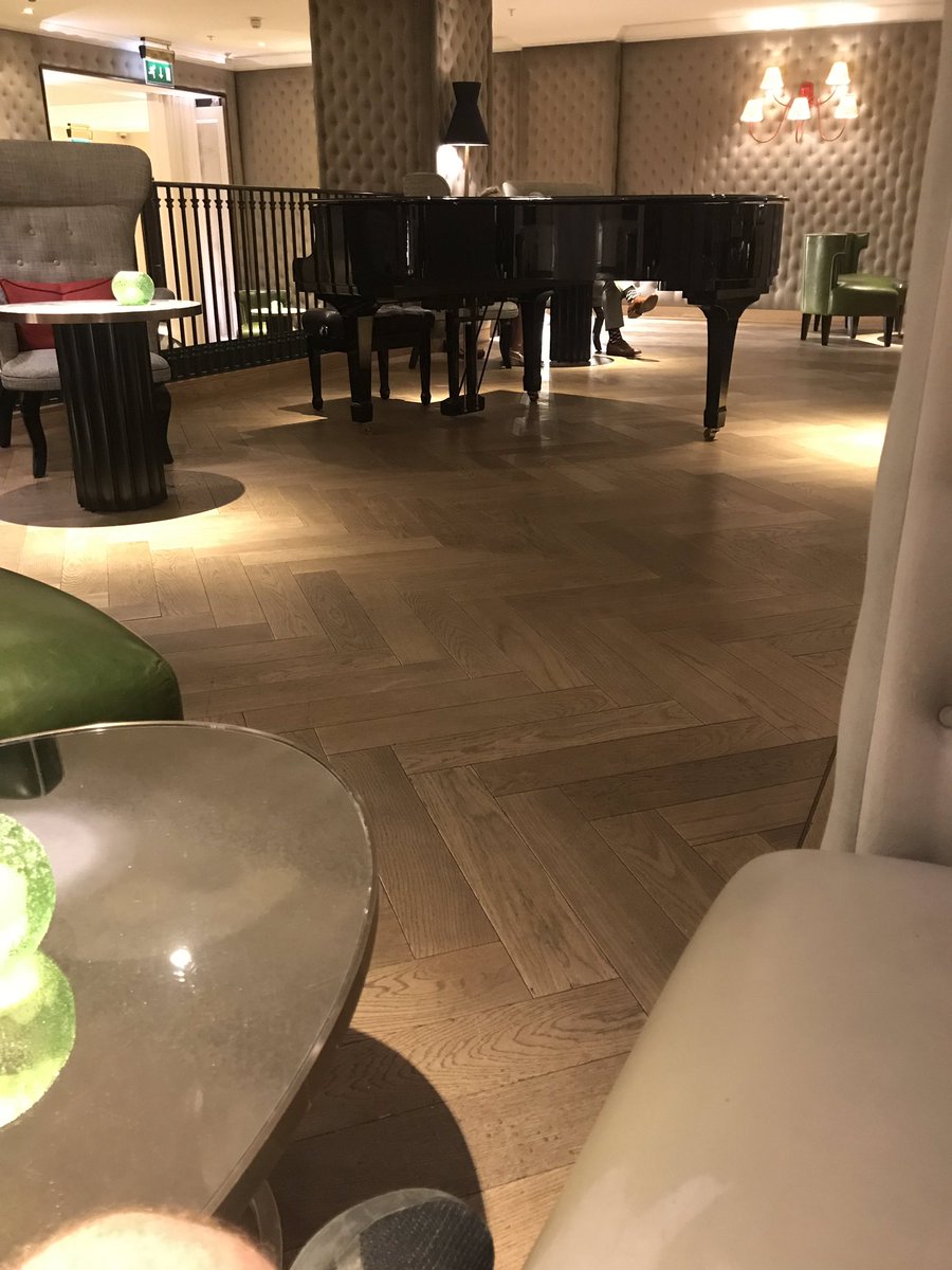 So got bored of being driver.... smuggled myself in and decided I’m going to treat the locals to my “The One and Only” Tribute Act...  <a href="/IainDale/">Iain Dale 🏴󠁧󠁢󠁥󠁮󠁧󠁿🇬🇧⚒️</a>