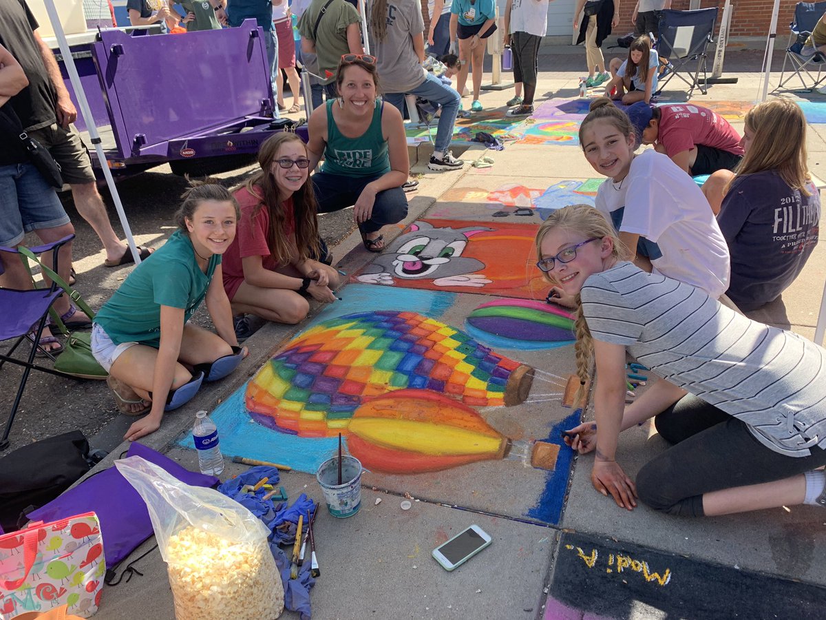 Jessenm32's tweet photo. Some Kinard artists came to downtown Loveland today to beautify the sidewalks😊. #psdproud #aboveandbeyond #pastelson5th https://t.co/TUdfVNU2YB