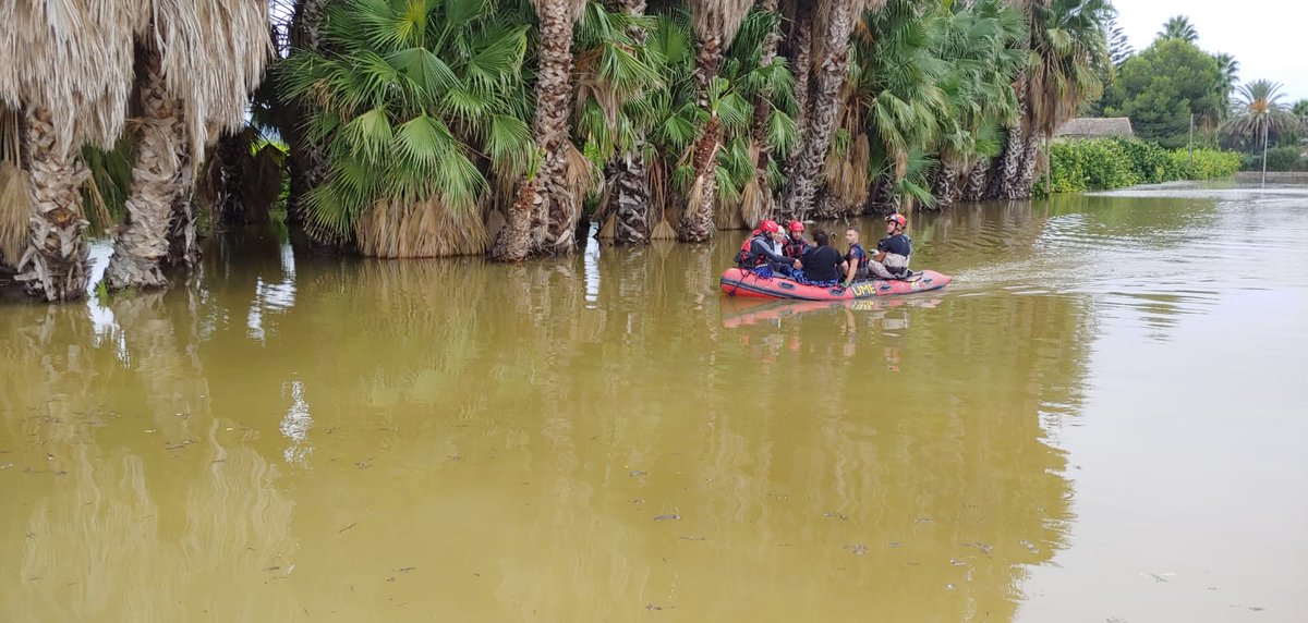 No es la selva del Amazonas, son miembros del #BIEM2 desplegados en #DANARMurcia realizando trabajos de evacuación y rescate con lancha neumática a la población que ha quedado aislada en sus viviendas en la zona de #Santomera