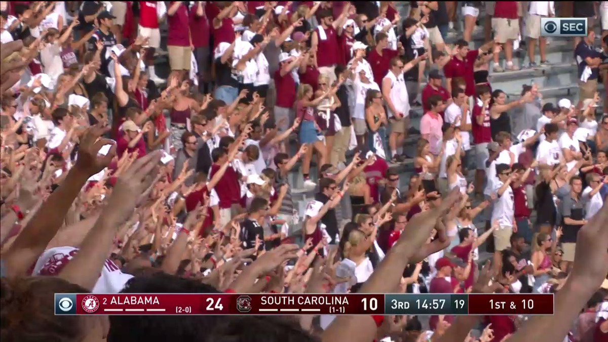 CBSSportsCFB's tweet image. South Carolina honors Tyler Hilinski, brother of Gamecocks QB Ryan Hilinski, by holding up his No. 3.
