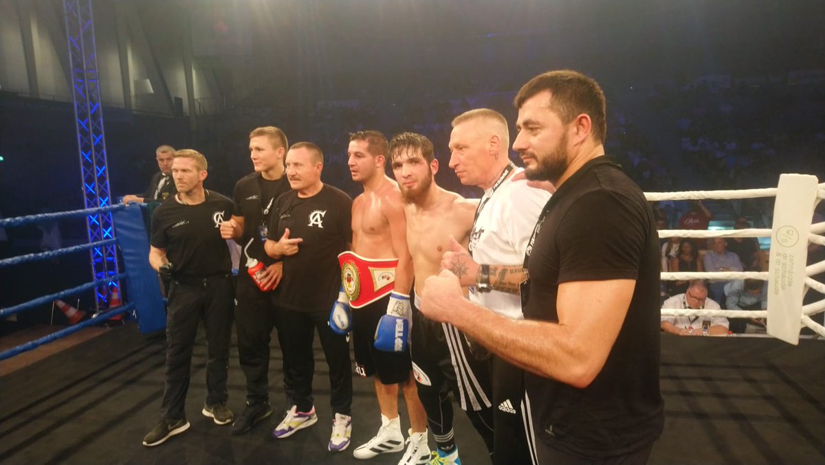GKDJournalisten's tweet photo. Allmählich scheint es niemanden mehr zu stören: Ein Team-Mitglied des „Germanen Boxstalls“ #Kiel trat in einem Kraft-durch-Freude-T-Shirt in der ZF Arena in #Friedrichshafen auf. „ran fighting“ übertrug das Event, zuständig  @P7S1Group Sports TV GmbH. #Rechtsextremismus https://t.co/iB7Wm8rOr6