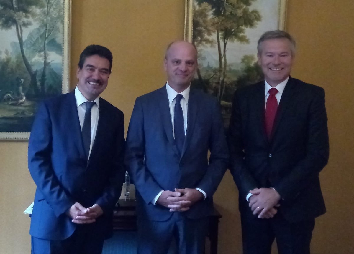 Encantado de recibir a <a href="/jmblanquer/">Jean-Michel Blanquer</a> ministro de educación de Francia y gran conocedor y amigo de Colombia, para fortalecer cooperación educativa con Colombia y enseñanza del francés. Bienvenido también <a href="/nvallejog/">Pablo María Delmar</a> de regreso al país !