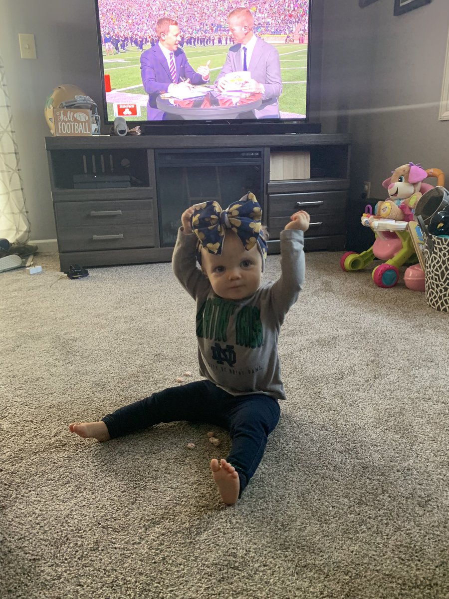 stephcoomer07's tweet photo. Tarryn is having a great time cheering for her favorite team. 🏈🍀 #UNMvsND #NDRollCall #NotreDame #tarrynjocelyn https://t.co/xWu1DRnH3K