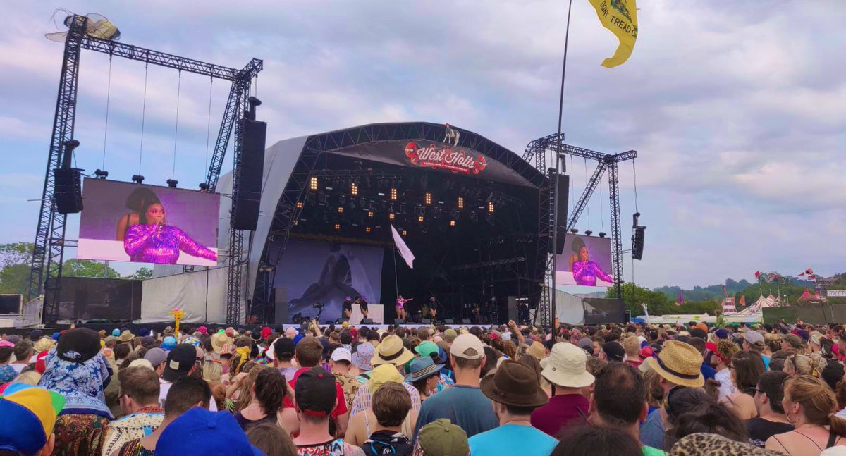 AmyAdele22's tweet photo. @lizzo PLEASE help a girl out, when your tickets went on sale in the UK. I couldn’t get any, even on my Spotify early release I wasn’t able to! Would you please be able to get me Manchester or Glasgow tickets! I saw you at Glastonbury this year and I just can’t get enough! 💕 https://t.co/RIHMXcUVeK