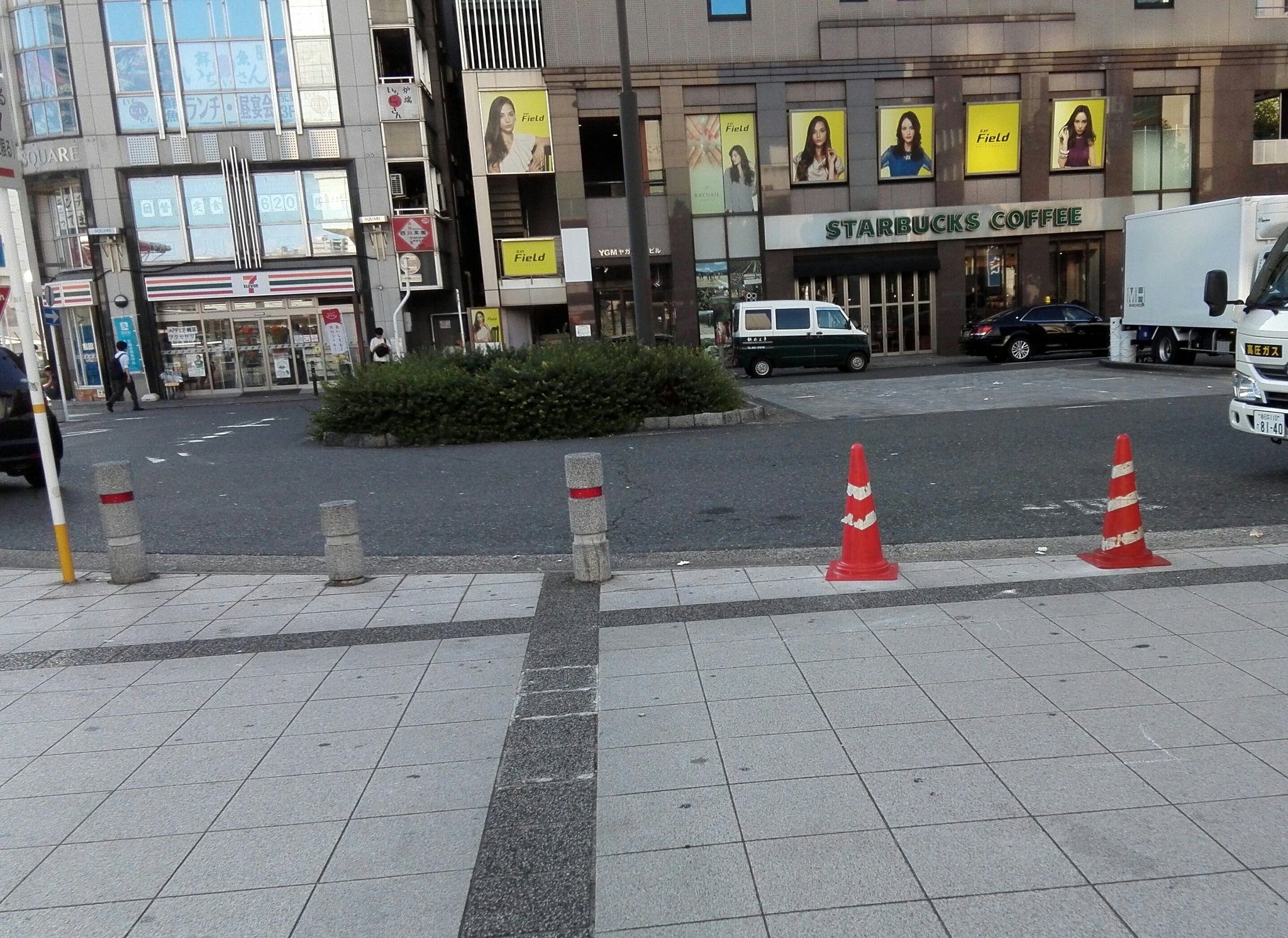 大須ブログ 金山総合駅 事故現地なう 車止めの石柱2本なぎ倒している 普段路上ライブや週末のマルシェしてるとこ これで歩道乗り上げているんだから 何やったって感じ 怪我された方 大事ないとよいが W 大須ブログ 金山総合駅 事故現地なう 車止めの石柱2本なぎ倒している 普段路上ライブや週末のマルシェしてるとこ これで歩道乗り上げているんだから 何やったって感じ 怪我された方 大事ないとよいが W