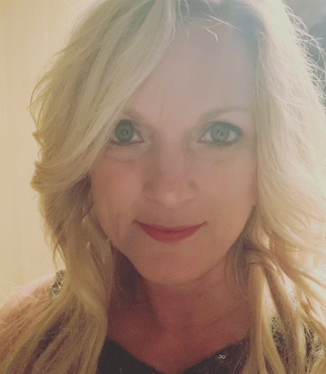 RhondaVincent13's tweet image. Honored to sing the United States National Anthem @PBR tonight hosted by #PFI #BootDaddy @VisitMO broadcast @CBSTweet on the anniversary it was written September 14, 1814 #Bluegrass #RhondaVincent #QueenOfBluegrass @JQHArena  Powered by @shure @DaddarioandCo @BlueChipPicks