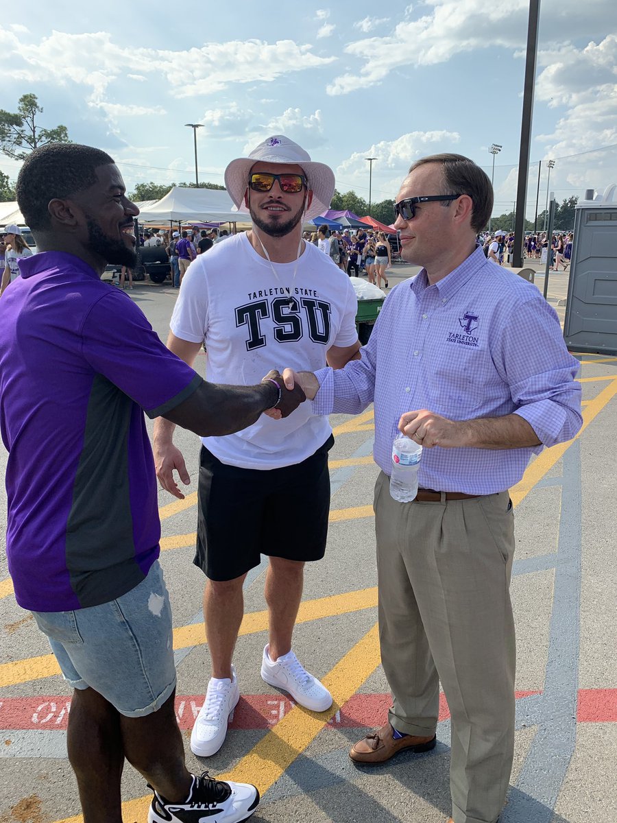LathesTowns's tweet photo. @tarletonprez and First Lady enjoying @TarletonState University @tarletonstudent during tailgate!  #RollTexans #GoTexans #TarletonGameDayExperience https://t.co/TEwAqEzUOB
