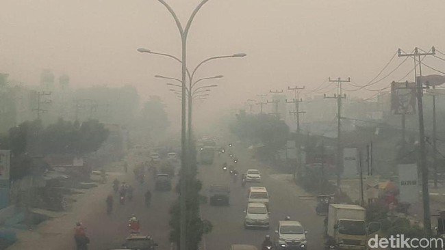 Tolong pak, jika anda melihat sisi negatif asap rokok, kabut asap ini lebih bahaya dari asap rokok.
Jika anda cepat tanggap pada perokok, ini lebih diupayakan tanggap karena lebih bahaya dari perokok.
Tolong alam kita, udara kita. Udara Indonesia.....😊😊😊😊