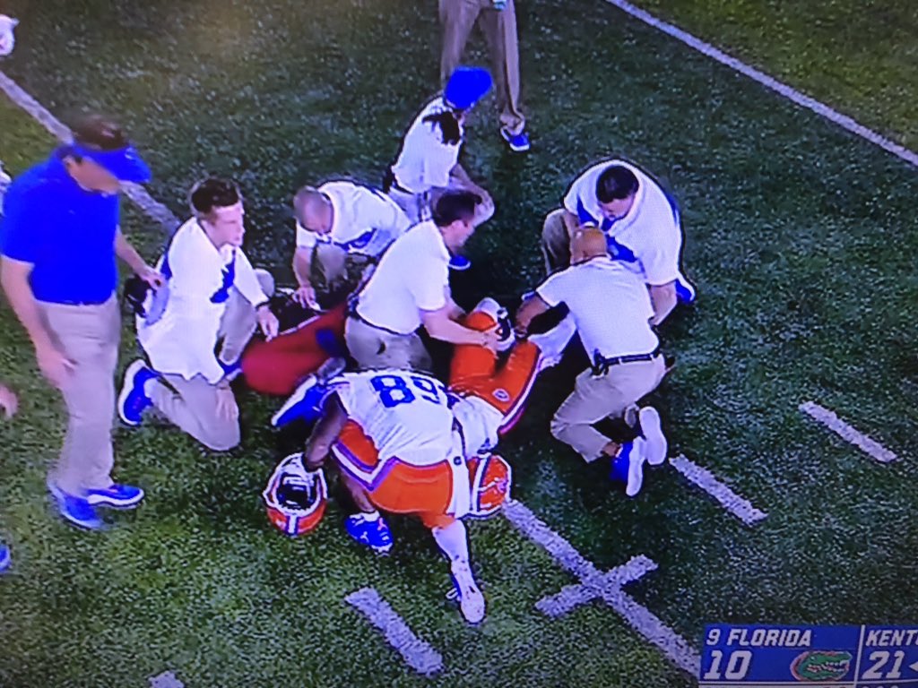 TheFischTank's tweet photo. That does not look good, #Gators trainers getting air cast out for QB Felipe Franks https://t.co/QHkJdxY9Pw