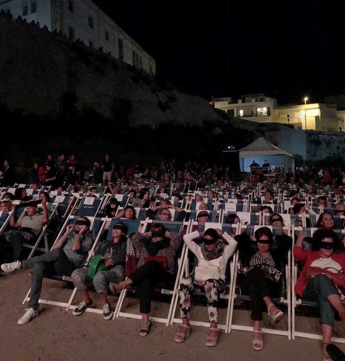 festival_OFFF's tweet photo. L’esperienza sensoriale del “CONCERTO AL BUIO” di @CasaranoLive e la Diversity Band.

Tutti con gli occhi chiusi! 🎶

#OFFF19 https://t.co/O3Otp0iwFP