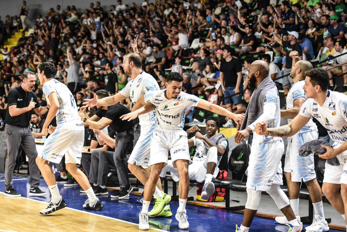 simplebasquet's tweet photo. #Interligas FINAL @BauruBasket 82 @basquetcomu1 63 = #Wiggins 22 pts y 10 reb - #Gadson 18 // Bauru Campeón del torneo de pretemporada edición 2019
📸 NBB https://t.co/dTuCmEoa01