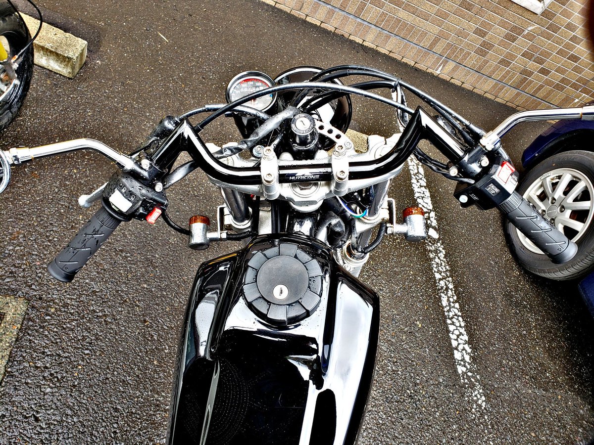 gane_xjr1200's tweet photo. 雨降りやーーー乗れへん!
こんな感じでハンドル変えたよ(笑)
前から見たらなんのバイクかわからん(笑)
#tw200 #tw200custom https://t.co/orp9oBEnxB