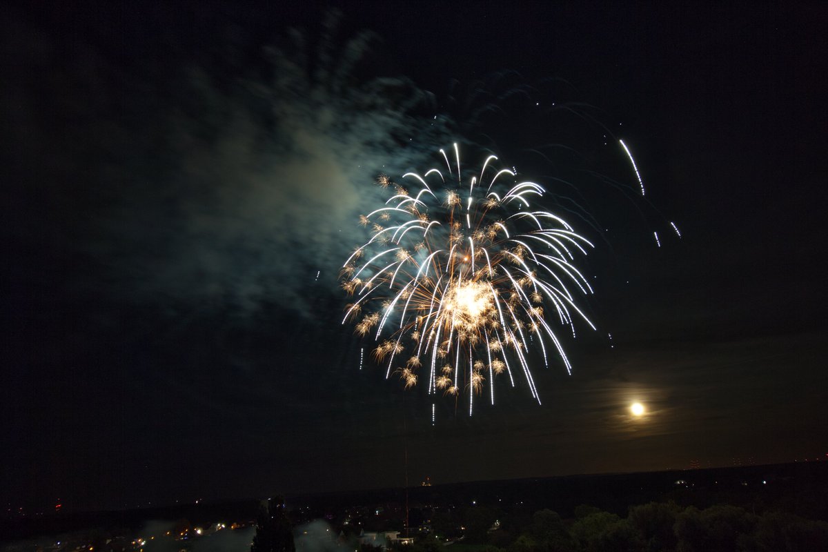 Lars_Rengers_'s tweet photo. Straßenparty in #Rheine mit #Feuerwerk, es war klasse,danke
#pyro #pyrotechnik #pyrotechnikistkeinverbrechen #pyrosforlife #pyromaniac #pyrofamily #pyrocommunity #pyrolove #lovepyro #fireworks #feuerwerk #firework #pyrotechnics #pyroisnotacrime #pyros https://t.co/vB0PGH8I6w
