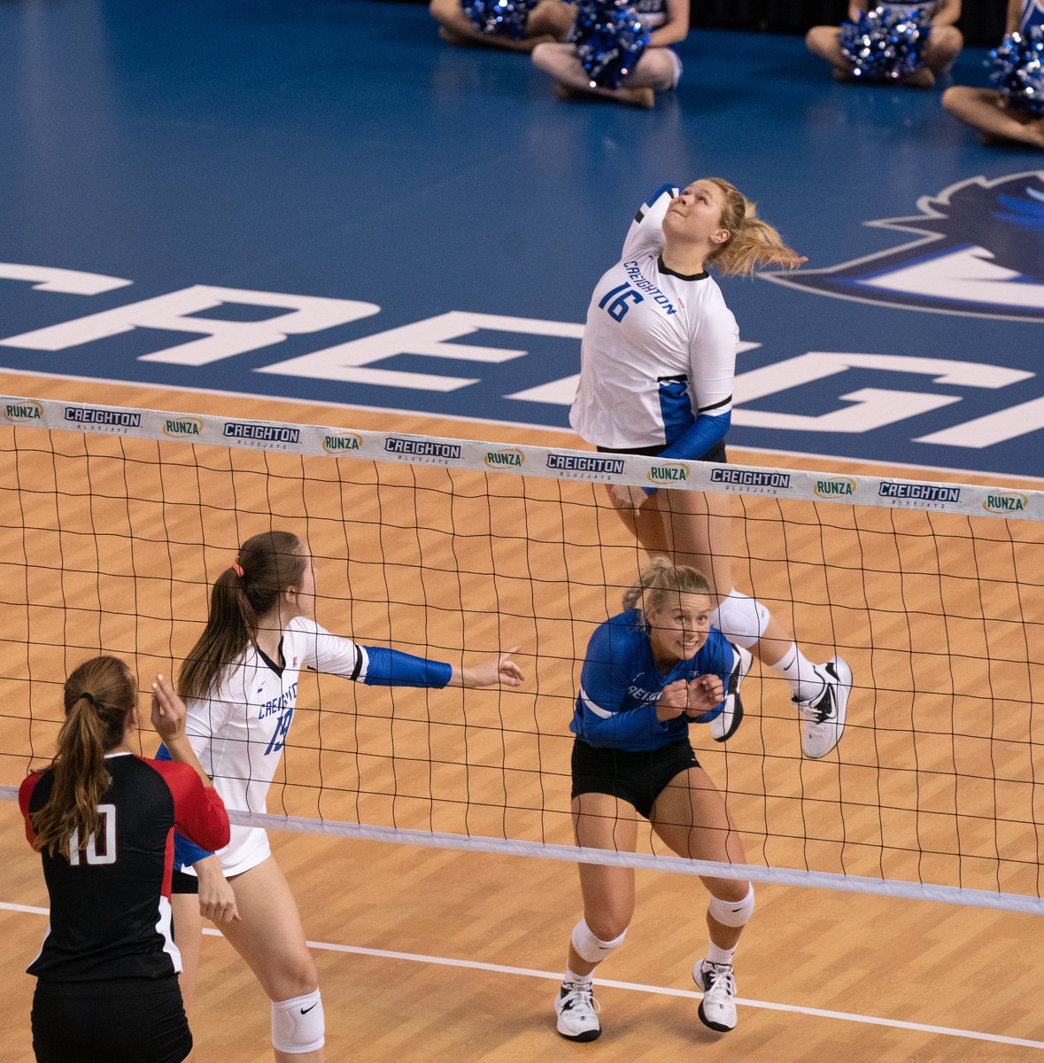 NCAAVolleyball's tweet photo. L
o
o
k

O
u
t

B
e
l
o
w
 
😬

#NCAAVB | @CreightonVB 
(📸 @catg_3) https://t.co/4S9dDjsjsu