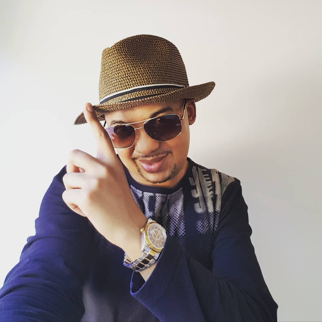 FlexTleVrai's tweet image. Bon WE mes followers flexteuses et flexters new Selfie new chapeau oklm #FlexT #Rapstar