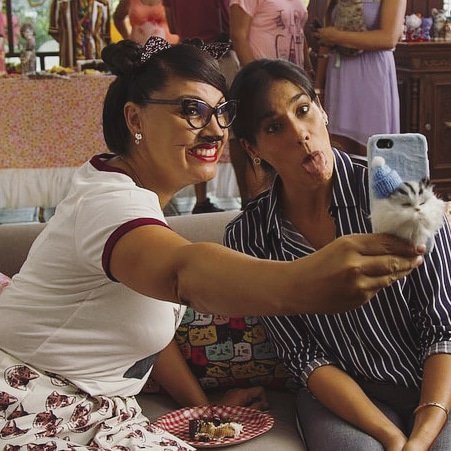 ImproPatricia's tweet photo. ¡Un selfie amigaaaaa! 🤘🏻😜🤣🤣
#Sábado #Recontraloca #Cine #Actriz #CinePeruano #Claun #Impro #EsLoQueHay #LosVilchez #LasBandalas #LocosDeAmor3 #ActressLife @GianellaNeyra_ https://t.co/GvJGhu6U60