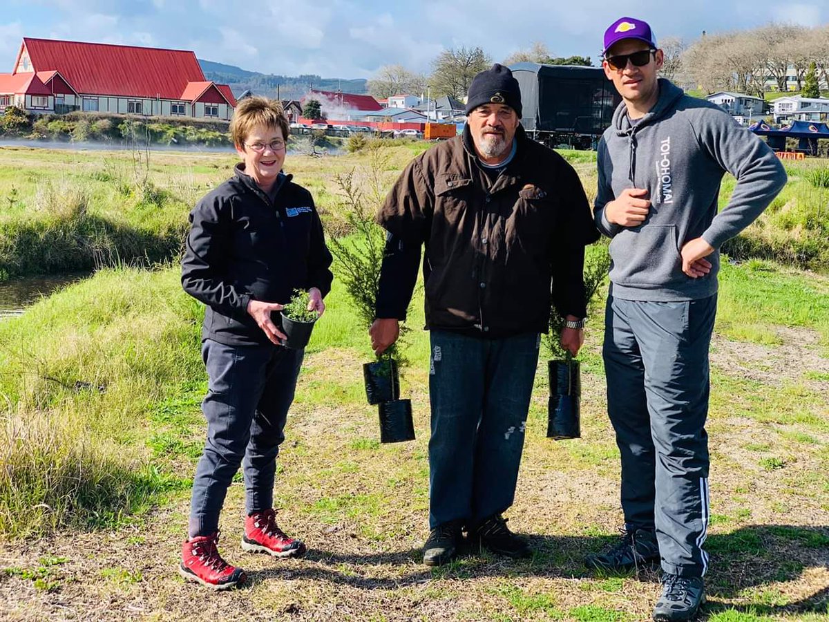 It’s a stunning morning here at the Ruapeka, and Te Kōmiro o te Utuhina and BOPRC Toi Moana are setting up for this mornings planting 500 natives.