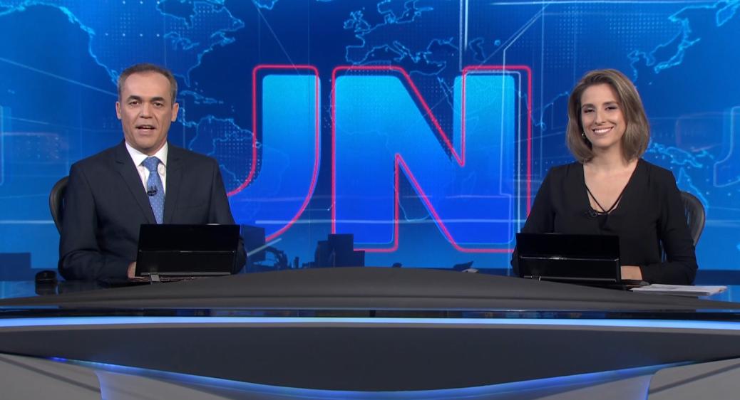 rpcparana's tweet photo. É O PARANÁ NA BANCADA DO #JN PARA TODO O BRASIL! 🇧🇷

Sandro Dalpícolo fala das principais notícias do país e do mundo, agora, ao lado de Luana Borba, de Manaus, e da @RedeAmazonica, ao vivo, no #JN 

#SandroNoJN #JN50Anos https://t.co/OJoPITTXW2