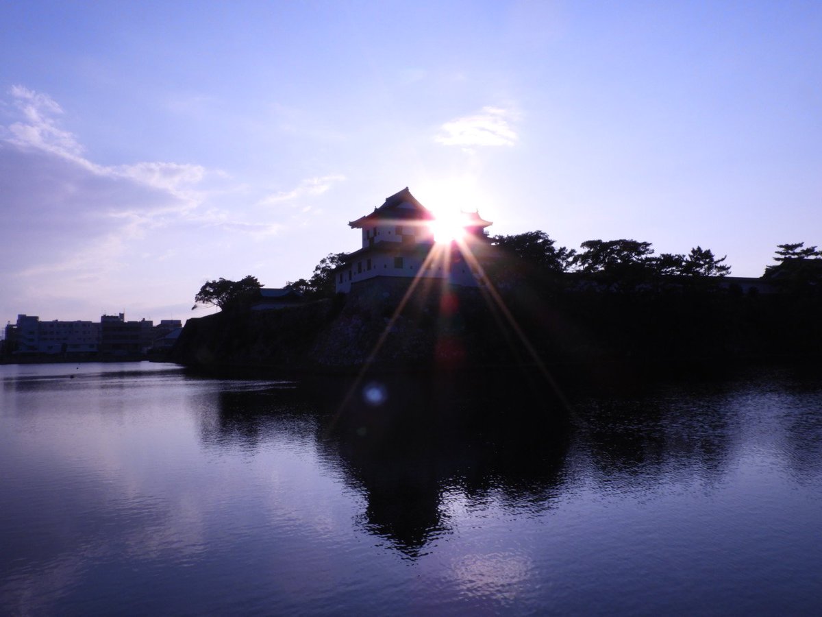5BOEeFccf0qFfTk's tweet photo. #城 #castle #空 #sky #太陽 #sun #鏡面 #MirrorSurface #自然 #nature
#カメラ #写真 #photo #キリトリセカイ #ファインダー越しの私の世界 #カメラ好きな人と繋がりたい #写真好きな人と繋がりがたい #photographer #PhotoOfTheDay https://t.co/5MqhC7indY