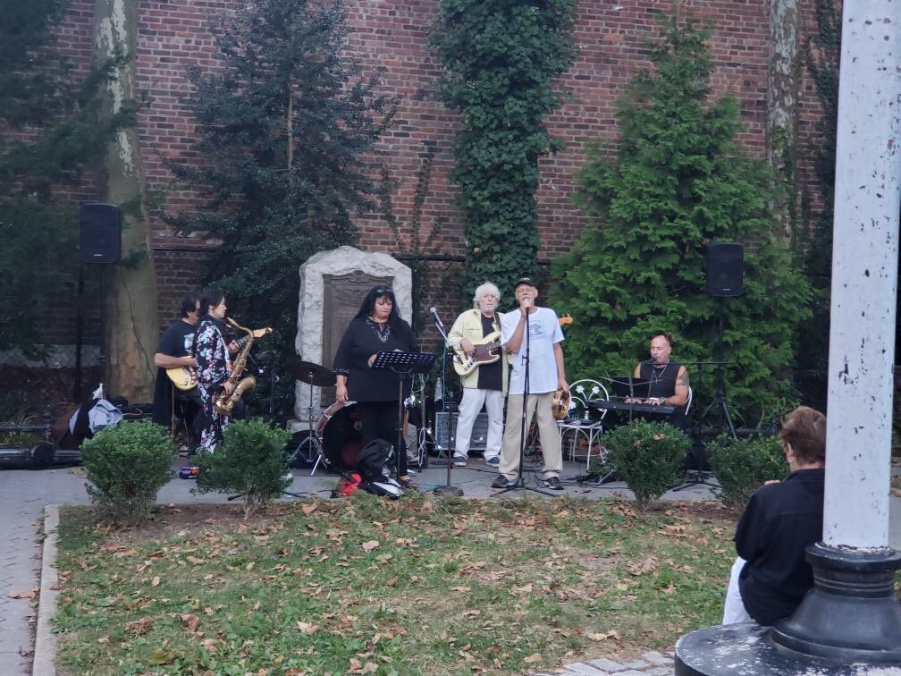 MarkGjonajNY's tweet photo. Day 1 of the #CityIslandArtsCraftsFestival see everyone tomorrow for the exciting #ClamChowderContest https://t.co/bQVHRQsMou