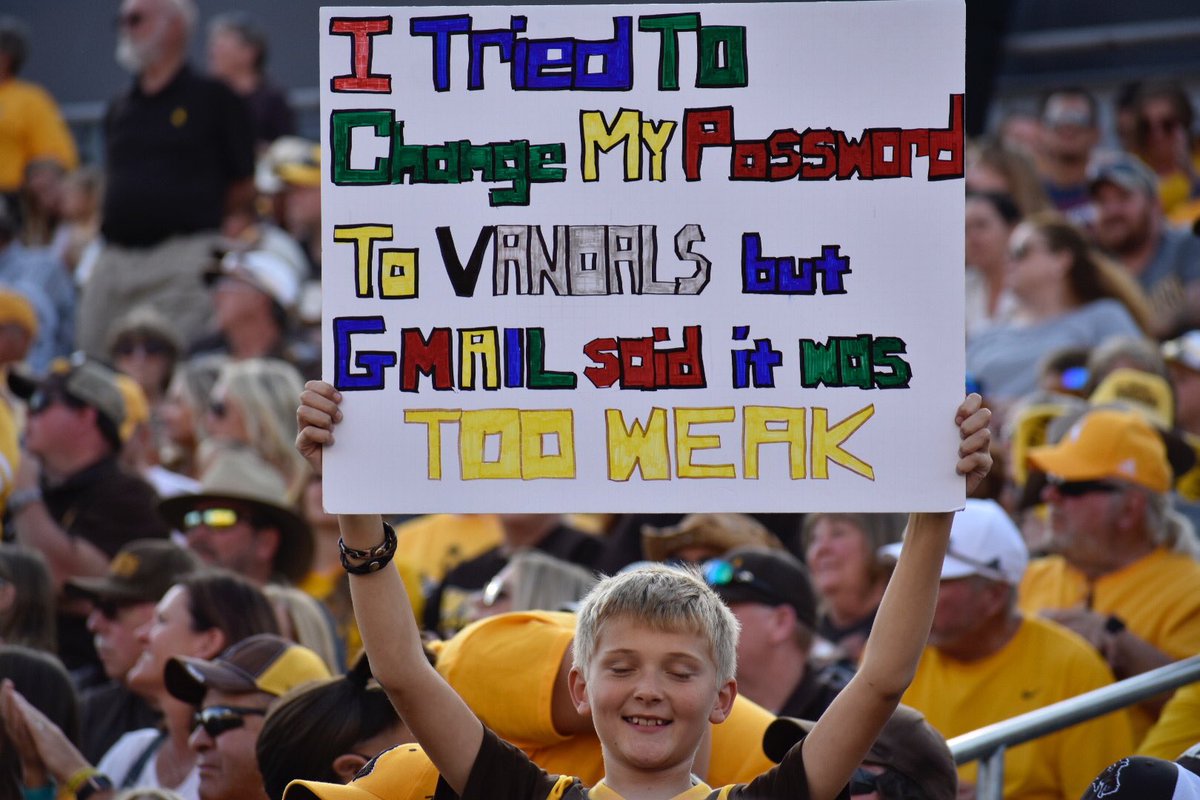 This kids sign game is strong! <a href="/CollegeGameDay/">College GameDay</a> 

#OneWyoming #GoWyo
