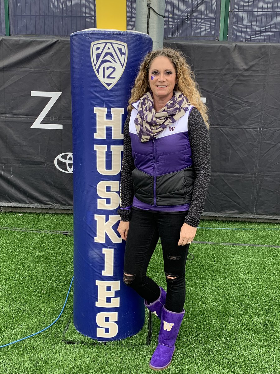 DanaMadison12's tweet photo. Let’s Go Dawgs! 💜💛 #PurpleReign https://t.co/pTWKH3ZEfo