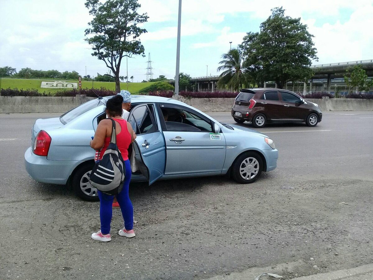 YoerkySanchez's tweet photo. Para el amor no hay ahorro;
tampoco para el buen gesto
de quien camina dispuesto
a darle al otro socorro.
Solidaridad a chorro
que brota desde el caudal 
de un yacimiento especial,
porque de día y de noche
#Cuba está haciendo un derroche
de combustible moral. https://t.co/L4zDp5kLvs