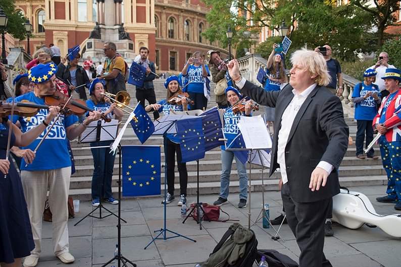 missie17's tweet photo. Not content with describing himself as the "the Captain", Bojo also attempted an impersonation of Sir Simon Rattle outside the Albert Hall
#FauxBojo #ThankEUForTheMusicπͺπΊ #PromsEUFlagsπͺπΊ #LNOP https://t.co/lQJmkRwpTC