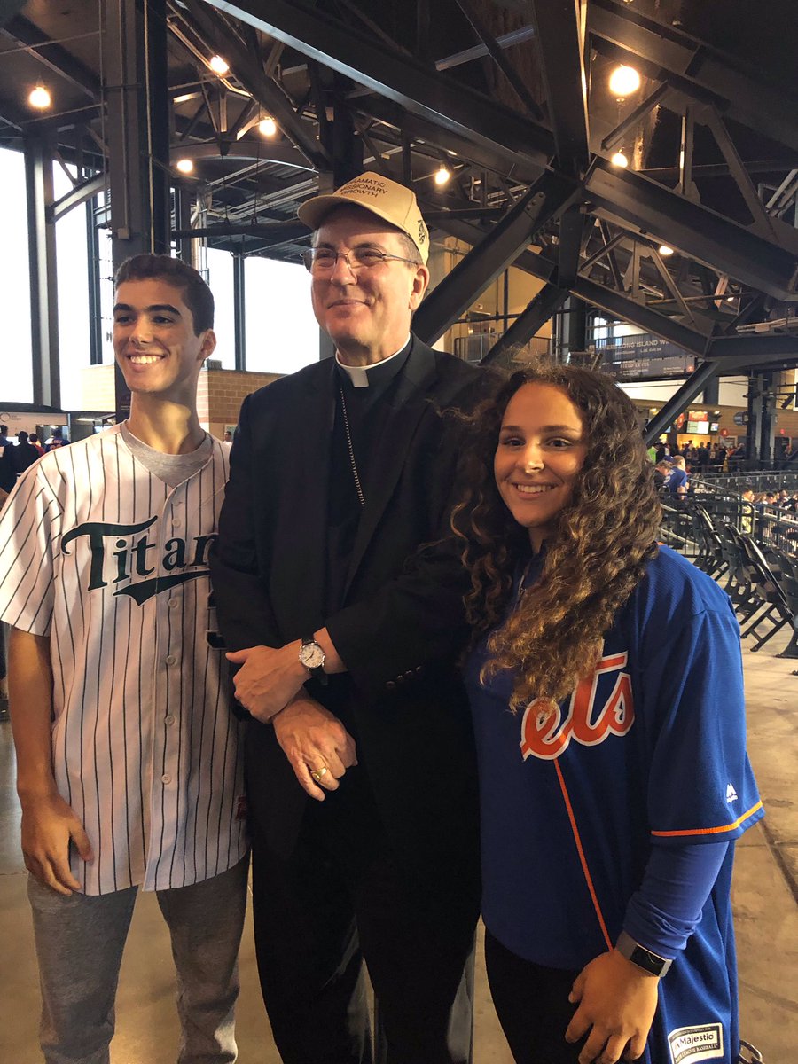 SJBDHSCougars's tweet photo. Friday night SJB’s Alexa Sacripante and @holytrinitydhs’ Patrick Connor had the opportunity to be a part of the @mets ceremonial 1st Pitch!

Patrick threw out the pitch and Alexa caught it! ❤️🐾⚾️💚✝️

Video coming soon

#SJBDHS #CougarNation #DRVC #TheDiocesanEdge #HTTitans #LGM https://t.co/gXSkUughv7