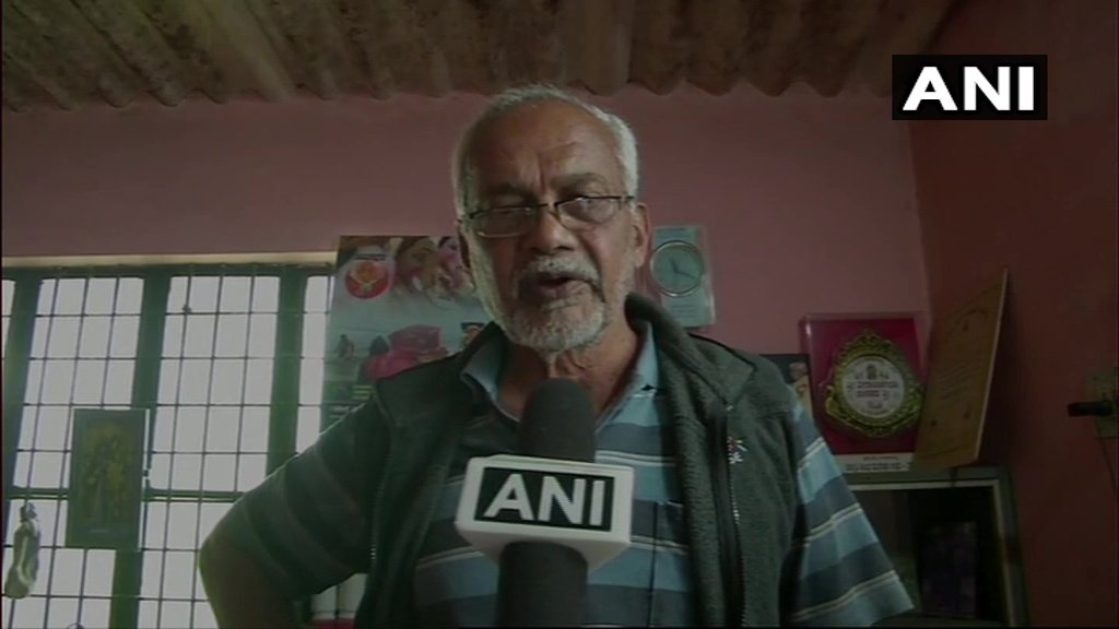 ANI's tweet photo. K'taka: B Venkatagiri, an environmentalist, &amp; a resident of Shivamogga has preserved endangered species of over 500 herbal plants at his house&amp;collected over 1500 varieties of seeds, considered extinct. Says "I did this as I've to transfer the knowledge to young generation.(14.9) https://t.co/I9yjPVKEM1