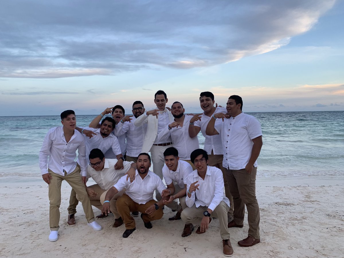 Davidemg21's tweet photo. Más que una Escuadra, una familia! #SFVF #FierDetreFranc #BodaAyJ #RivieraMaya2019 👰🏼🤵🏻🏝 https://t.co/xisRPhF2Su