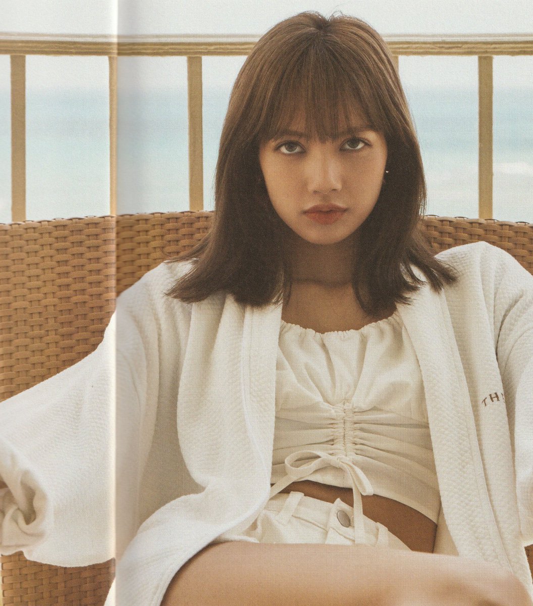 anzuslouie's tweet photo. "On the throne of Korean Pop music sits Lisa Manoban", yes Lalisa Manoban the Queen of Kpop.

I'm a bit late but congratulations on 25M followers my queen!
#25MHeartsforLisa 
#Lisa25MParty https://t.co/p7vSOXOqZ2