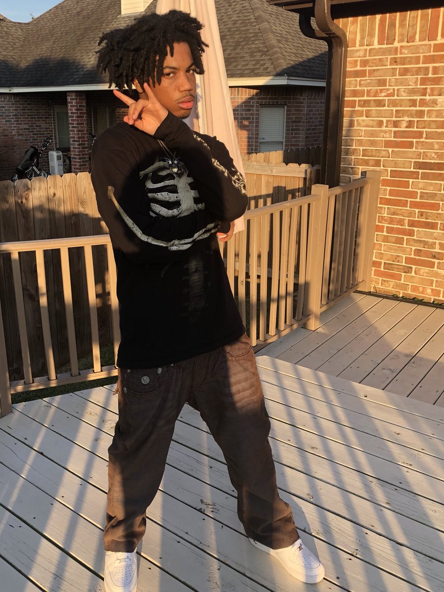 vellisaks's tweet photo. caught up in my glo ⭐️ https://t.co/fzKArzs3go