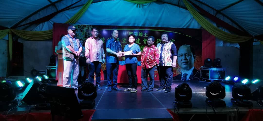 madiustangau's tweet photo. Sempena Sambutan Pesta Moon Cake anjuran Persatuan #Hokien #Tamparuli saya sempat menyerahkan sedikit bantuan kpd mangsa kebakaran kedai di Pekan Tamparuli baru2 ini. ⁦@UPKOTuaran⁩ @TuaranMP170 #disinibersamamu #SabahLeaders #leadwithcourage https://t.co/RaNAfLFNdl