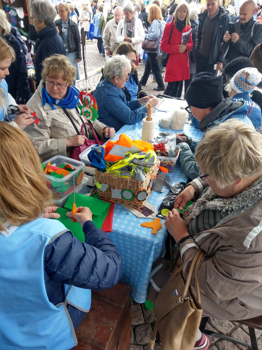RitvaIkonen2's tweet photo. #marttatori käsityöpisteessä riitti säpinää koko päivän ajan. Kiitos #vapaaehtoiset ja kaikki #käsityö pisteessä käyneet #sukatäidille kampanja sai runsain määrin lahjoituksia #KITOS https://t.co/Qz2Nb3viGv