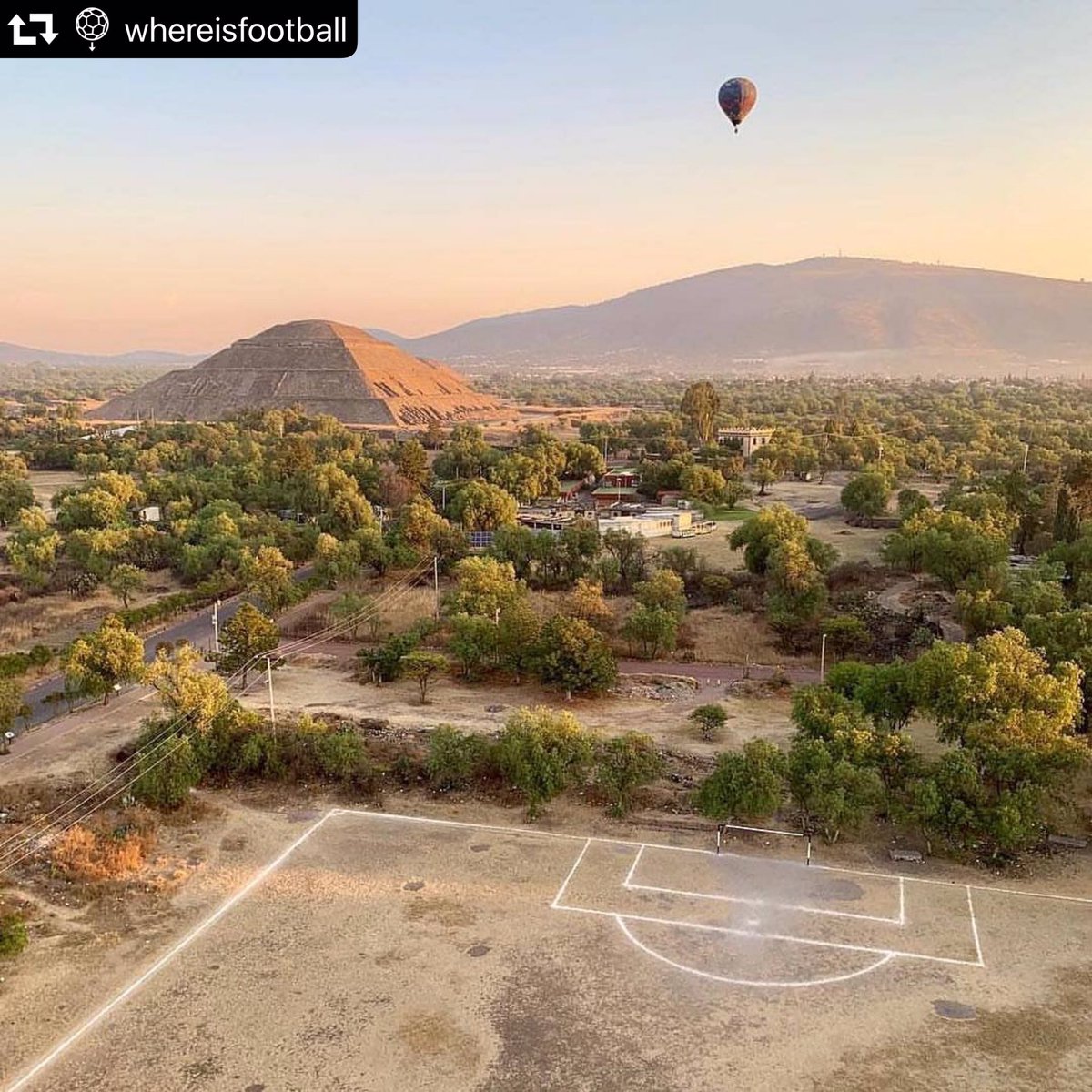 futballisztika's tweet photo. 📍Teotihuacan, Mexikó 🇲🇽 #whereisfootball (📸: @mrronsn, via @glorymag_) #soccer #football #mexico #hotairballoon #fútbol #calcio #football #pitch #stadium #sportsman #dronesdaily #turfmapp #futbolsport #gohardorgohome #chinatravel #futballisztika #footballpitches https://t.co/eITNBMxfDL