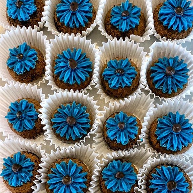 LockhartsChoco1's tweet photo. Saturday night making truffles. #truffles #chocolate #flowers #daisy #chocolateart #ganache #yeg #dessert #chocolatier #sweet #saturday https://t.co/oWnNIRSfQU https://t.co/gXAdRbrxld
