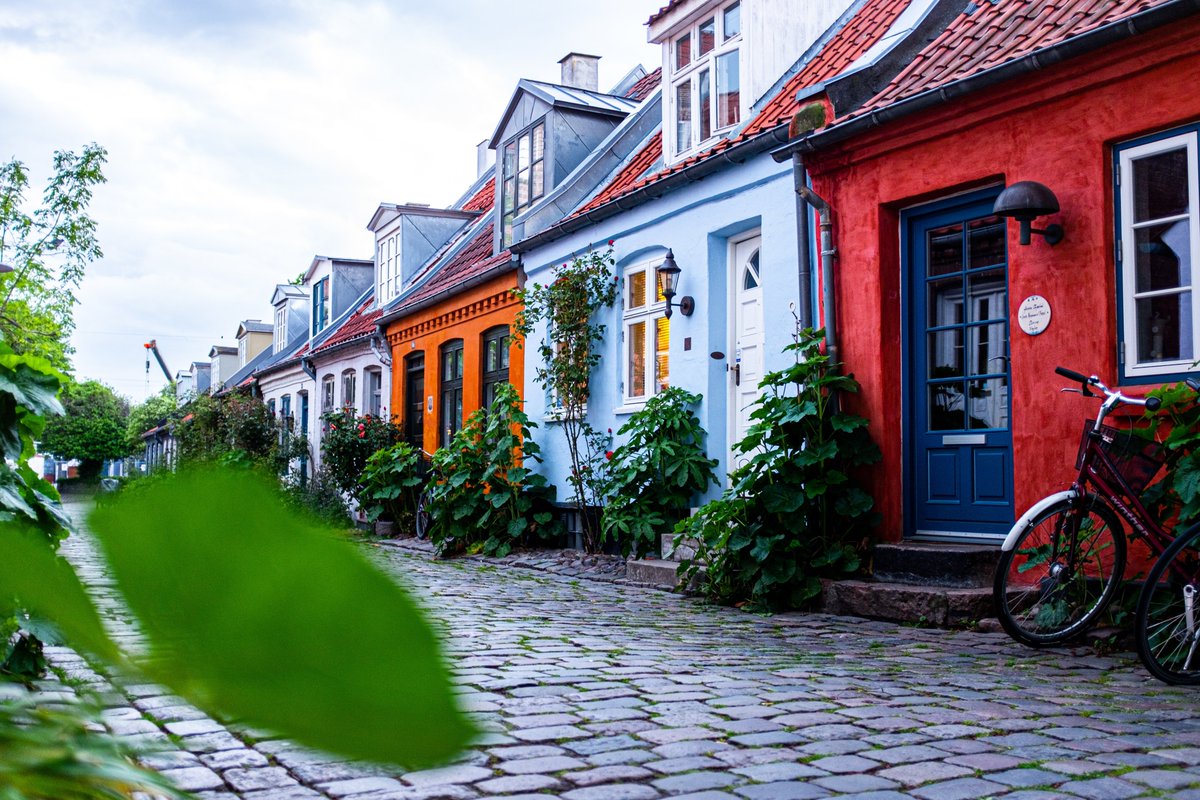 alkamilbooking's tweet photo. Møllestien (Aarhus), #Denmark - the prettiest cobblestone street in #Aarhus. The street is home to colorful houses dating from the 18th century. The houses are originally just one story with one or two windows and a door, and the style is called “outhouses” or “booths. https://t.co/HdsUAXbAc7