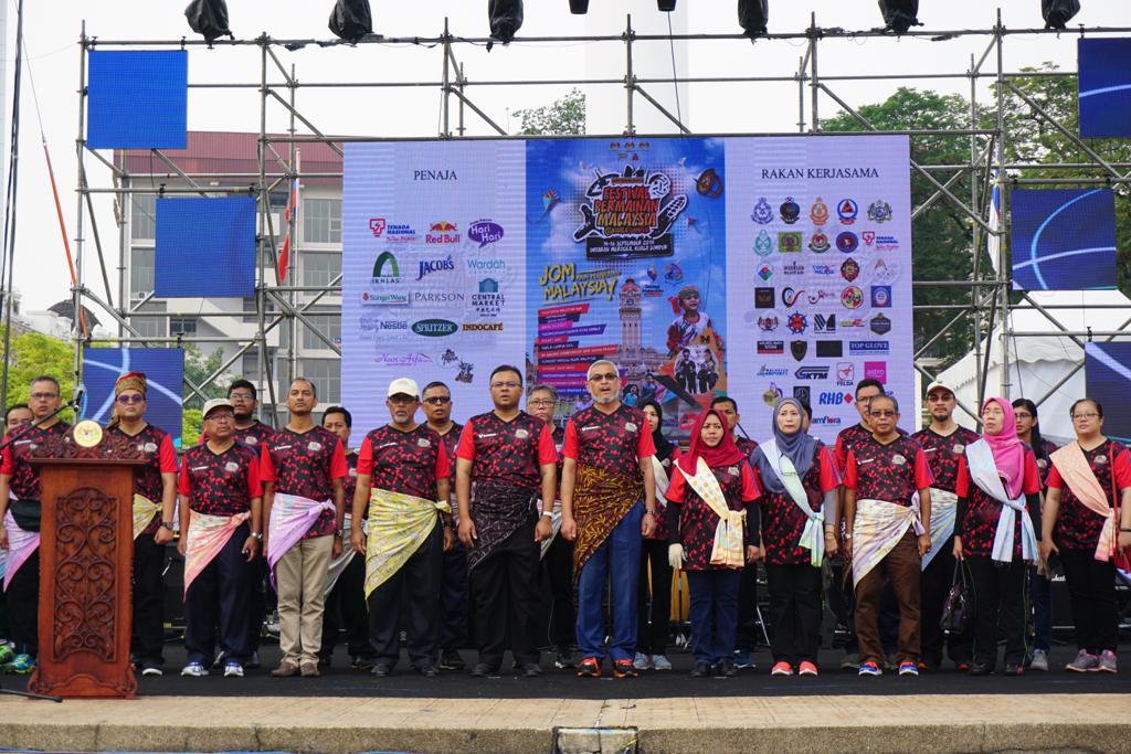 KhalidSamad's tweet photo. Merasmikan Festival Permainan Malaysia @ Kuala Lumpur. Saya sangat mengalu-alukan program seumpama ini kerana kita dapat menggambarkan negara kita harmoni melalui kegiatan seni dan budaya. Penganjuran festival ini mampu mengangkat martabat keunikan seni dan budaya rakyat Malaysia https://t.co/Uih9P4p7V0