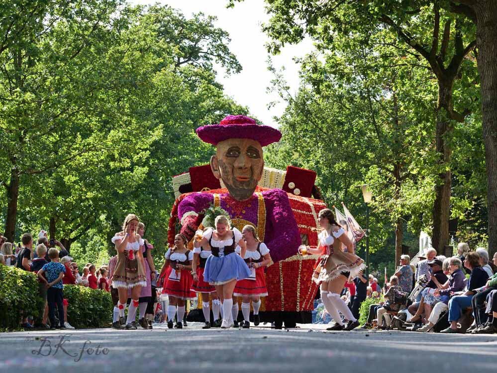 Vandaag dag 2 #corso #frederiksoord. Van 12-17 uur zijn ‘De Tuinen’ geopend. Kom de sfeer proeven, wagens bezichtigen en/of doe mee met het activiteitenprogramma 🌸