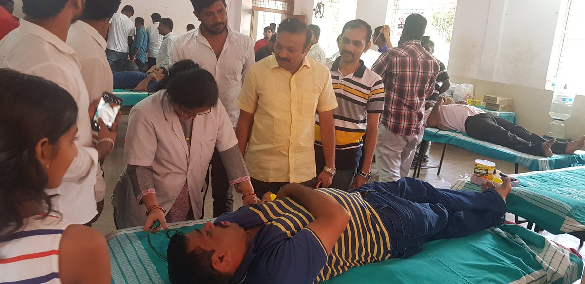 kantesh_ke's tweet photo. ಭಾರತದ ಹೆಮ್ಮೆಯ ಪ್ರಧಾನಿ ಮೋದಿಯವರ 69ನೇ ಹುಟ್ಟುಹಬ್ಬದ ಪ್ರಯುಕ್ತ ನಗರ  ಭಾಜಪಾ ಘಟಕ ಆಯೋಜಿಸಿದ್ದ ರಕ್ತದಾನ ಶಿಬಿರಕ್ಕೆ ಭೇಟಿ ಇತ್ತ ಸಮಯ. https://t.co/ojSVTRsdhh