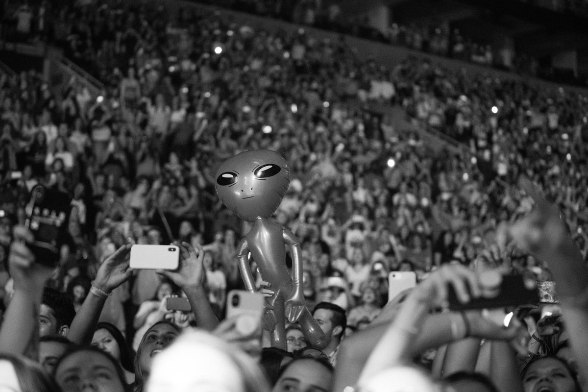 jonasbrothers's tweet photo. St. Louis! #HappinessBeginsTour

(Also if anyone is wondering the alien’s name is Steve.) https://t.co/c9k8X1PQ9e